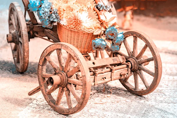 Chariot en bois avec fleurs — Photo