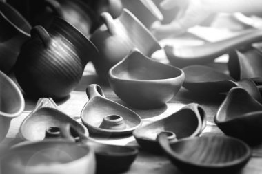 Koyu kil tencere bir dizi