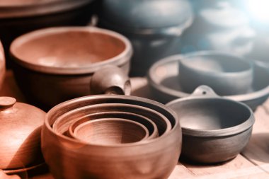 Koyu kil tencere bir dizi