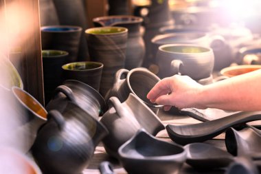 Koyu kil tencere bir dizi