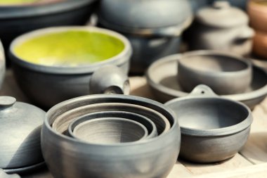 Koyu kil tencere bir dizi