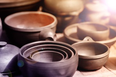 Koyu kil tencere bir dizi