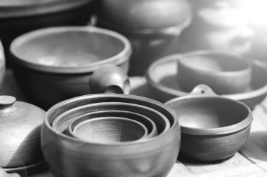 Koyu kil tencere bir dizi