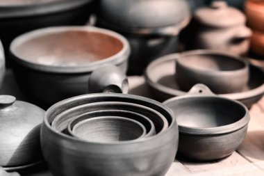 Koyu kil tencere bir dizi