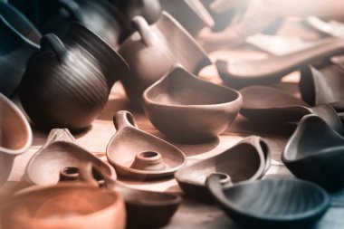 Koyu kil tencere bir dizi