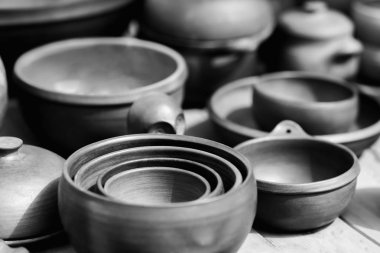 Koyu kil tencere bir dizi