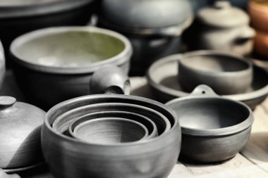 Koyu kil tencere bir dizi