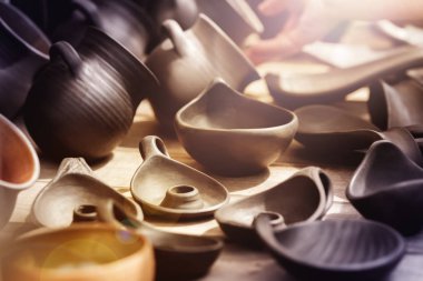 Koyu kil tencere bir dizi