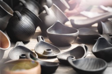 Koyu kil tencere bir dizi