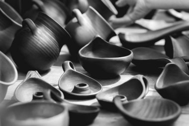 Koyu kil tencere bir dizi