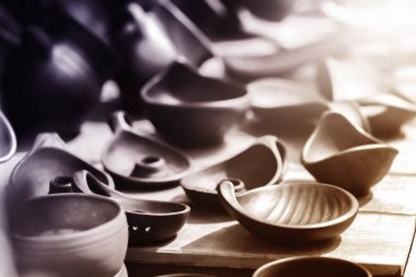 Koyu kil tencere bir dizi