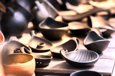 Koyu kil tencere bir dizi