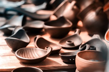 Koyu kil tencere bir dizi