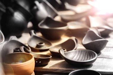 Koyu kil tencere bir dizi