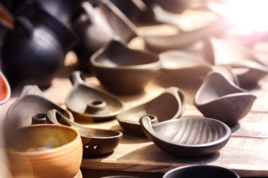 Koyu kil tencere bir dizi