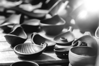 Koyu kil tencere bir dizi