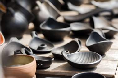 Koyu kil tencere bir dizi