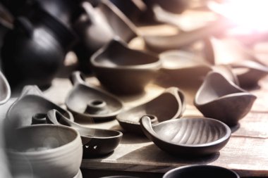 Koyu kil tencere bir dizi