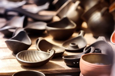 Koyu kil tencere bir dizi