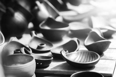 Koyu kil tencere bir dizi