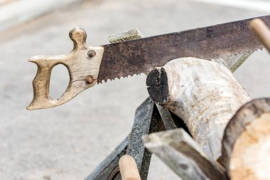 Ahşap kolu ile eski paslı testere