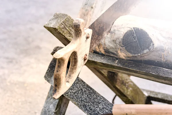 Vieille scie rouillée avec manche en bois — Photo
