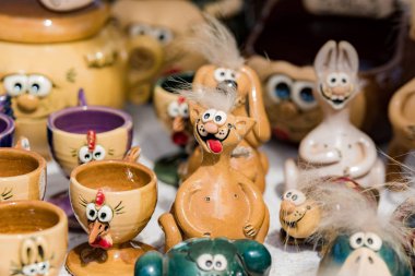 Gözleri kil yapılmış oyuncaklar