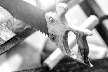 Ahşap kolu ile eski paslı testere