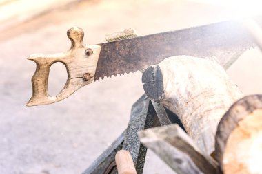 Ahşap kolu ile eski paslı testere