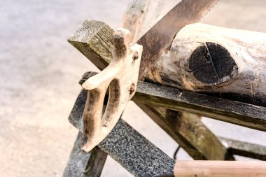 Ahşap kolu ile eski paslı testere