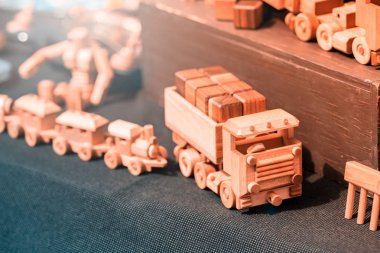 Ahşap oyuncak kamyon