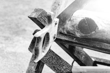 Ahşap kolu ile eski paslı testere