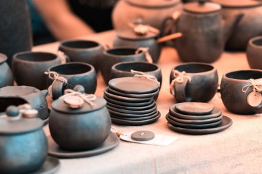 Koyu kil tencere bir dizi