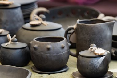 Koyu kil tencere bir dizi