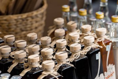 birçok şişe alkol