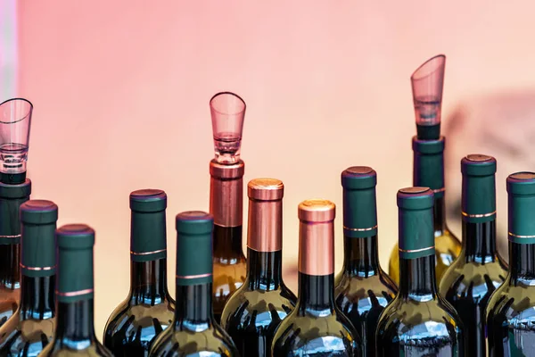 Багато пляшок алкоголю — стокове фото