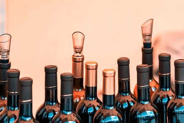 Muchas botellas de alcohol — Foto de Stock