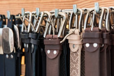 Pantolon için birçok kemer