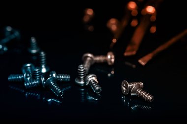 Koyu arka plan üzerinde siyah vidalar