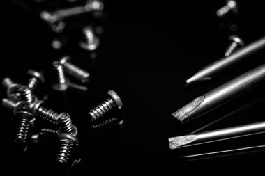 Koyu arka plan üzerinde siyah vidalar