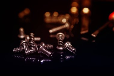 Koyu arka plan üzerinde siyah vidalar