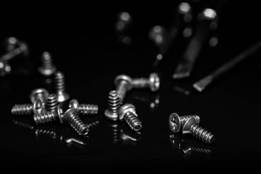 Koyu arka plan üzerinde siyah vidalar