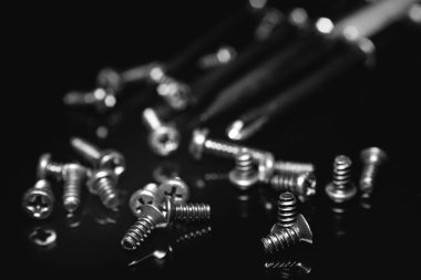 Koyu arka plan üzerinde siyah vidalar