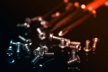 Koyu arka plan üzerinde siyah vidalar