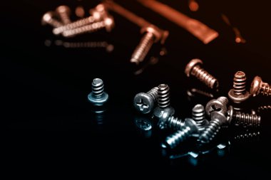 Koyu arka plan üzerinde siyah vidalar