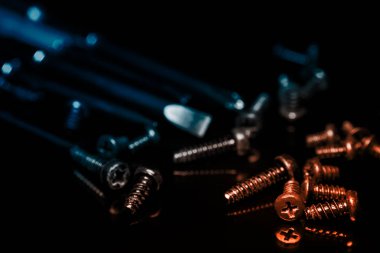 Koyu arka plan üzerinde siyah vidalar