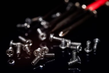 Koyu arka plan üzerinde siyah vidalar