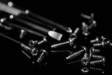 Koyu arka plan üzerinde siyah vidalar