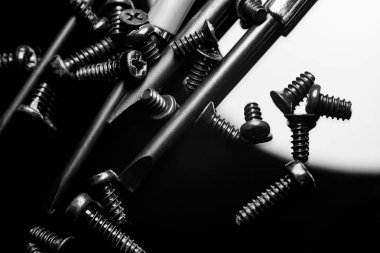 Koyu arka plan üzerinde siyah vidalar