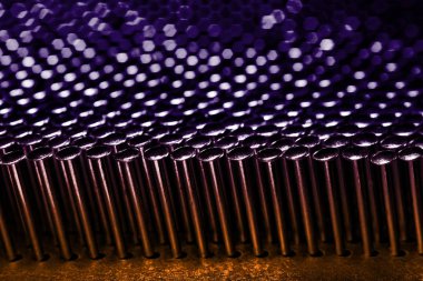 Koyu bir arka plan üzerinde birçok çivi